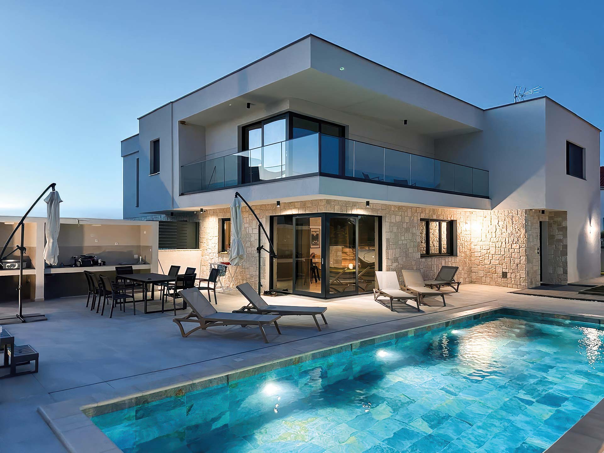 Noćno osvjetljenje bazena i ugradnja bazenske opreme na modernoj kući za odmor