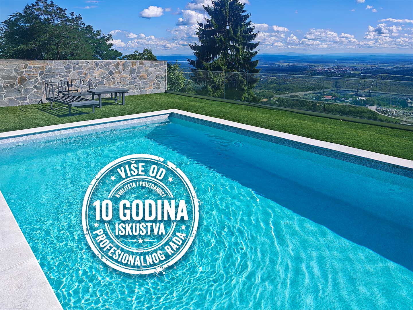Vanjski bazen s tirkiznom folijom i panoramskim pogledom uz pečat 10 godina profesionalnog iskustva tvrtke Arbeto