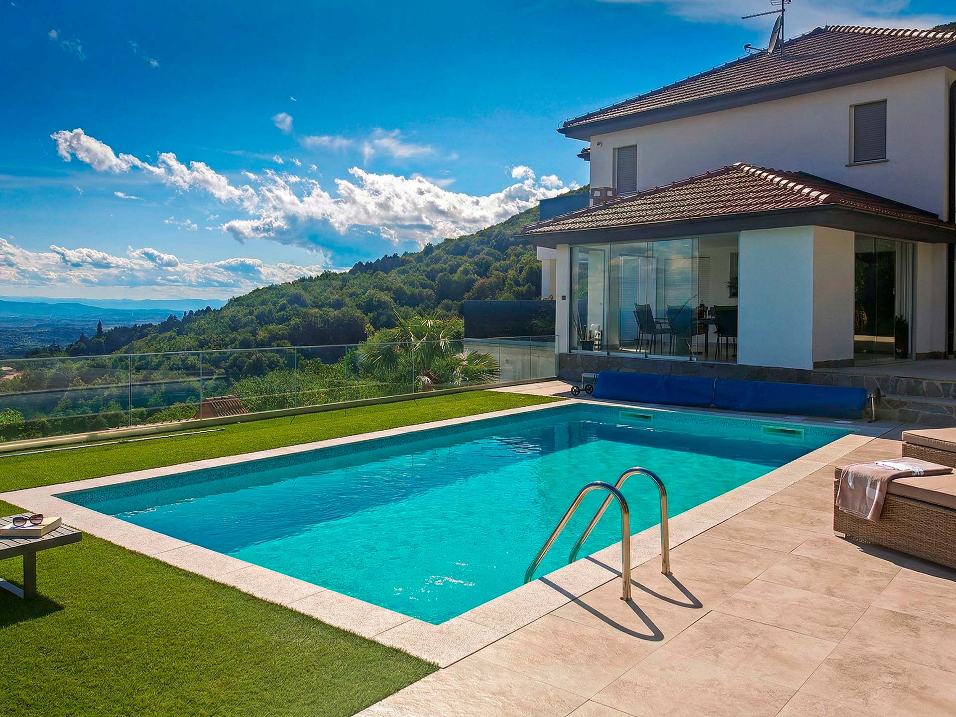 Luksuzni vanjski bazen s ugrađenom visokokvalitetnom bazenskom folijom i opremom uz privatnu vilu u okolici Zagreba