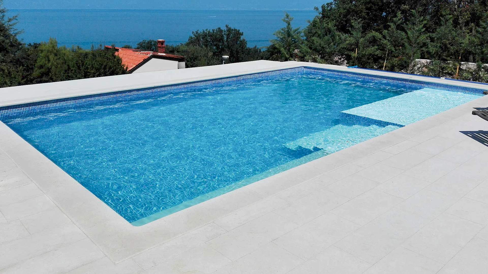 Ugradnja bazenske tehnike i opreme na modernom vanjskom bazenu s pogledom na more