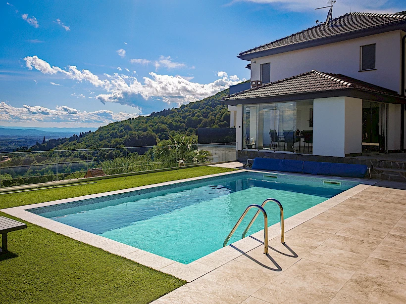 Privatni bazen dimenzija 8x4 metra s Arbeto opremom i staklenom ogradom na Plešivici