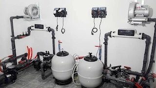 Profesionalno opremljena bazenska strojarnica s dva bijela pješčana filtera, zidnom automatikom i PVC cjevovodom
