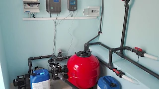 Profesionalno opremljena bazenska strojarnica s crvenim pješčanim filterom, pumpama, PVC cjevovodom i zidnom automatikom