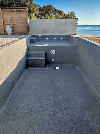 Profesionalna ugradnja tamnosive bazenske folije u moderni vanjski bazen