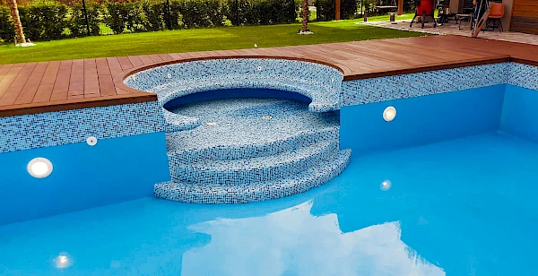 Bazen s drvenom terasom i savršeno ugrađenom folijom s uzorkom mozaika na kompleksnim polukružnim stepenicama