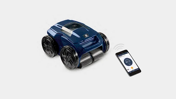 Moderni plavi robotski čistač za bazene uz pametni telefon s otvorenom aplikacijom za upravljanje na bijeloj pozadini.