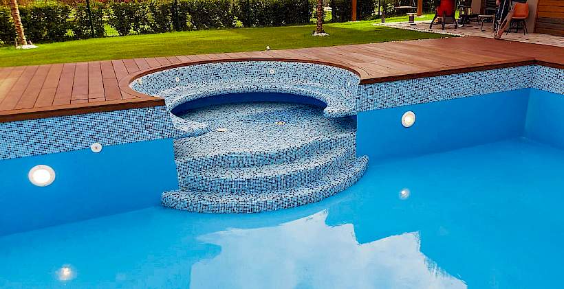 Detalj bazena s ugrađenom LED rasvjetom, drvenim opločenjem i mozaik pločicama na stepenicama