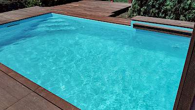 Moderni vanjski bazen s tirkiznom folijom i drvenim opločenjem u Zagorju